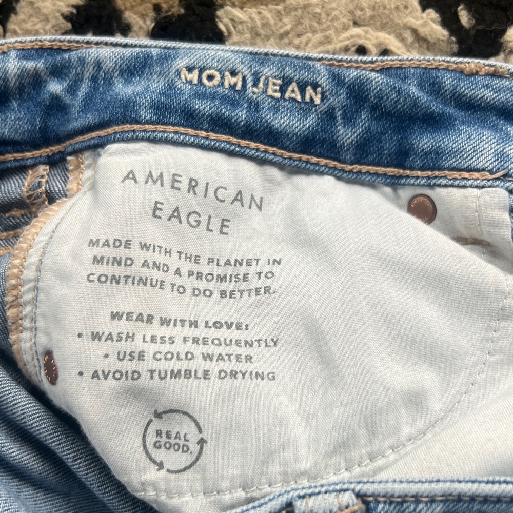 American Eagle Strigid destroyed Mom Jeans size 2 - Picture 5 of 5